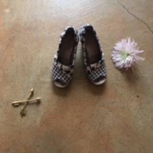 Toms Shoes - Houndstooth Tom's wedges Toms Shoes - Houndstooth Tom's wedges